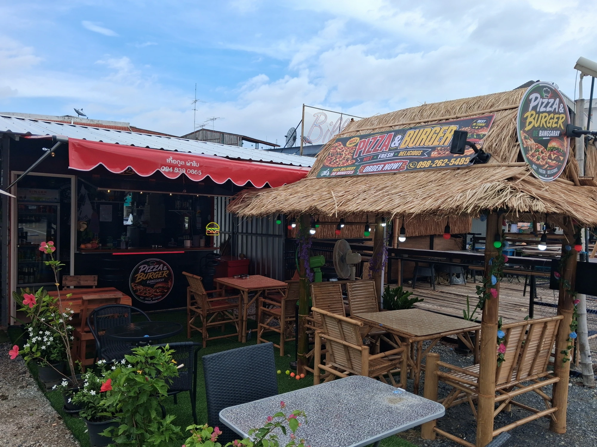 Entrée du restaurant Pizza & Burger Bang Saray avec cuisine ouverte